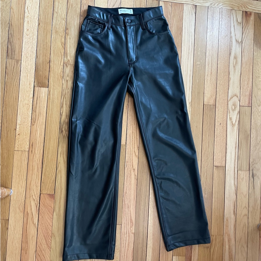 Abercrombie Curve Love Vegan Leather 90s Relaxed Pant